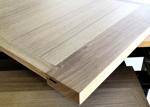 Table-allonges-INDUS-DESIGN-detail-angle-bois-de-chene-massif-detail-allonge
