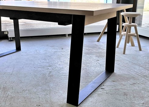 Table-allonges-INDUS-DESIGN-detail-angle-bois-de-chene-massif-detail-plateau